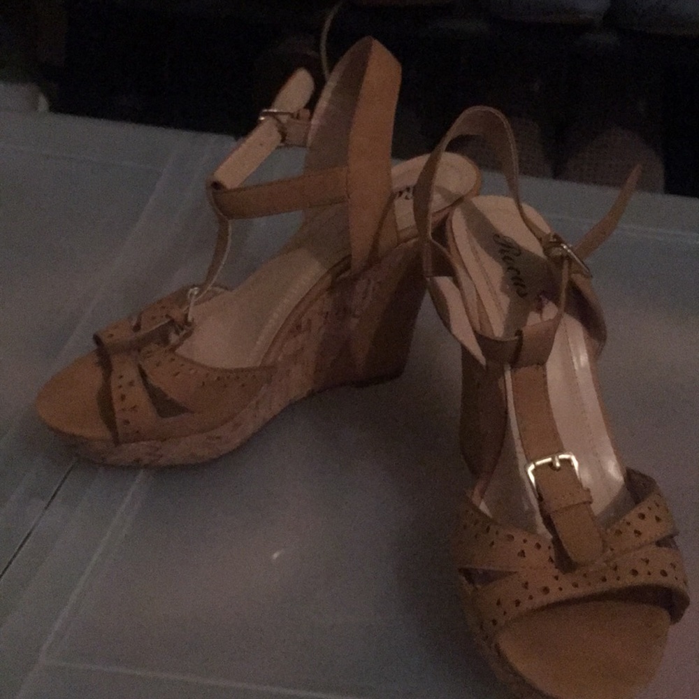 Never worn - Picture 2 of 3